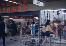803724 Afbeelding van het filiaal van naaimachinehandel Singer (Radboudtraverse 20) in het kantoor- en winkelcentrum ...
